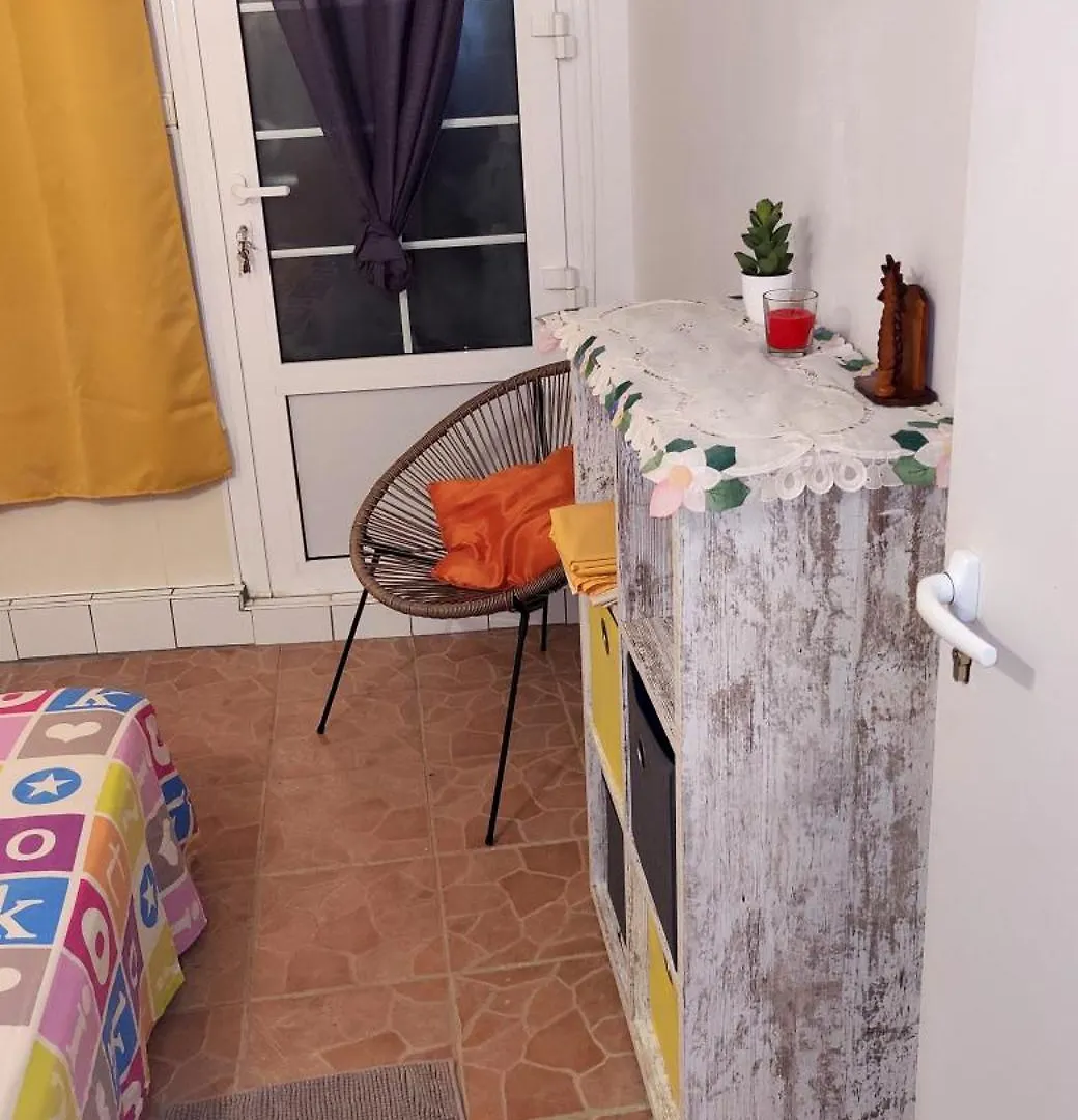 Appartement Charmant A Riviere Pilote 30 M² Avec Terrasse 0*, Riviere-Pilote